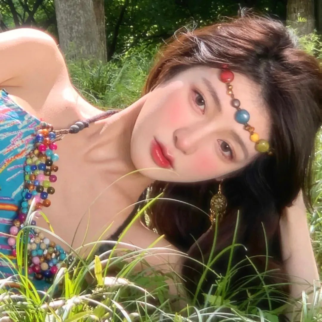 三个带面纱的女子